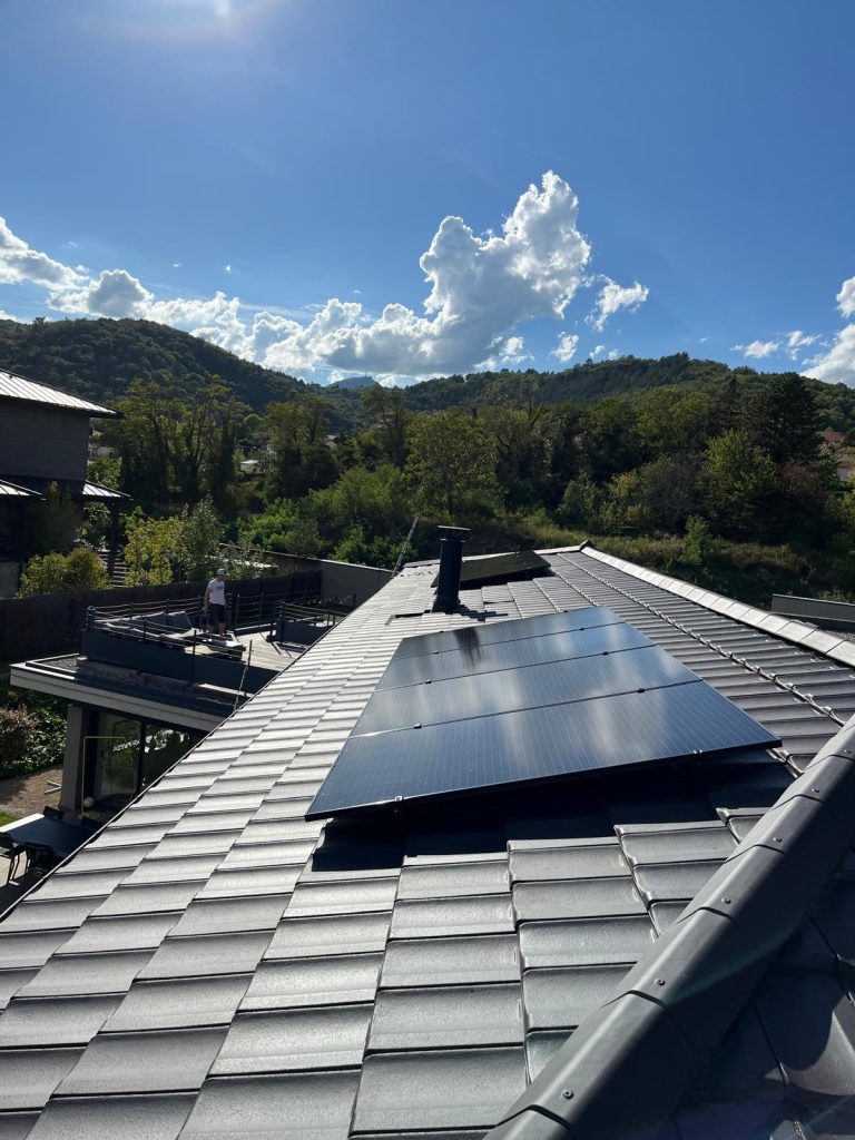 installation de 6 panneaux photovoltaïques sur une maison